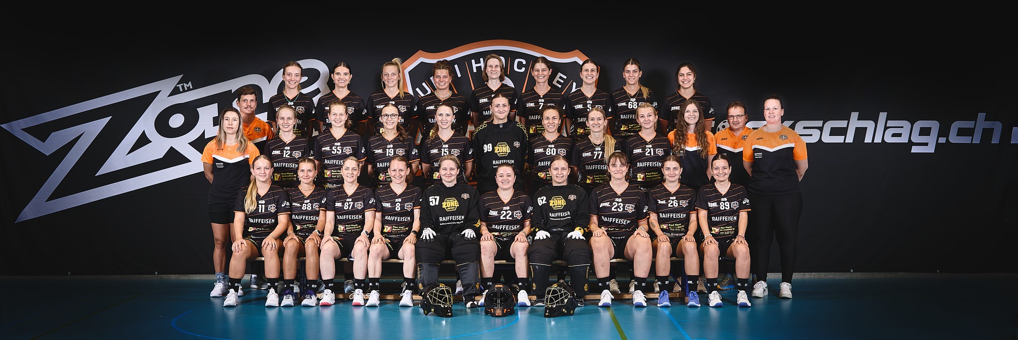 20250819-UH-AERGERA-GRUPPENFOTO-LOGO-005-screen 2.jpg